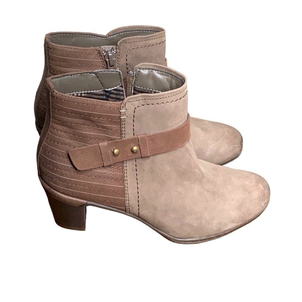 ROCKPORT-COBB Hill Collection leather ankle boots. Size 6